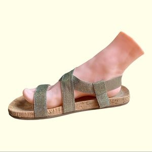 ❤️❤️ White Mountain gold strappy sandals ❤️❤️